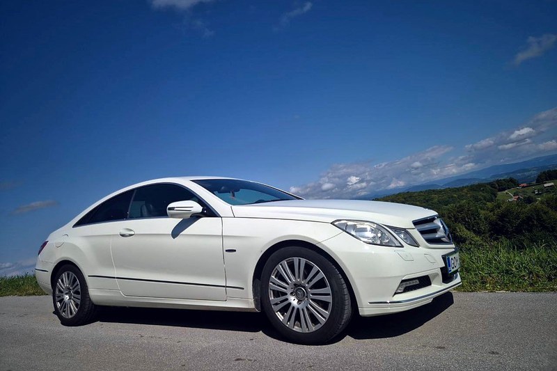 Mercedes-Benz E-Class coupé, white, front and side view