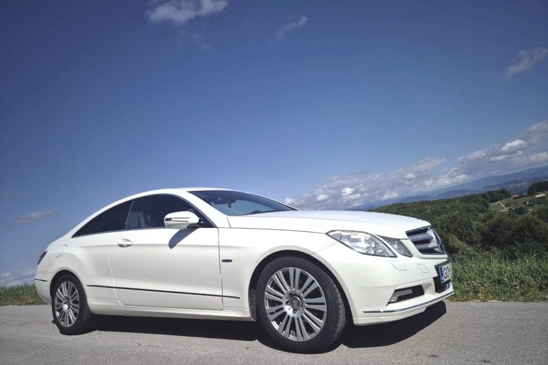 White Mercedes E-Class coupé of TourSlo, front view
