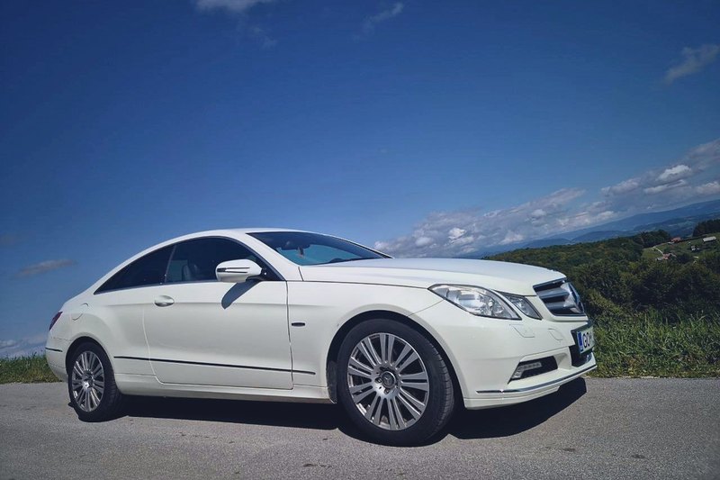 Mercedes-Benz E-Class купе, белый