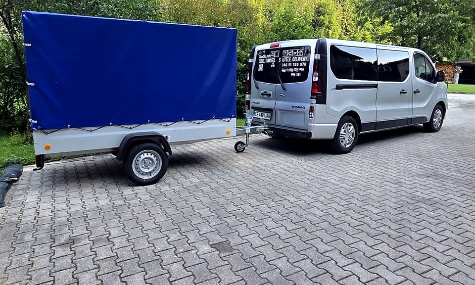 2.35 × 1.25 × 1.5 m trailer behind an Opel Vivaro