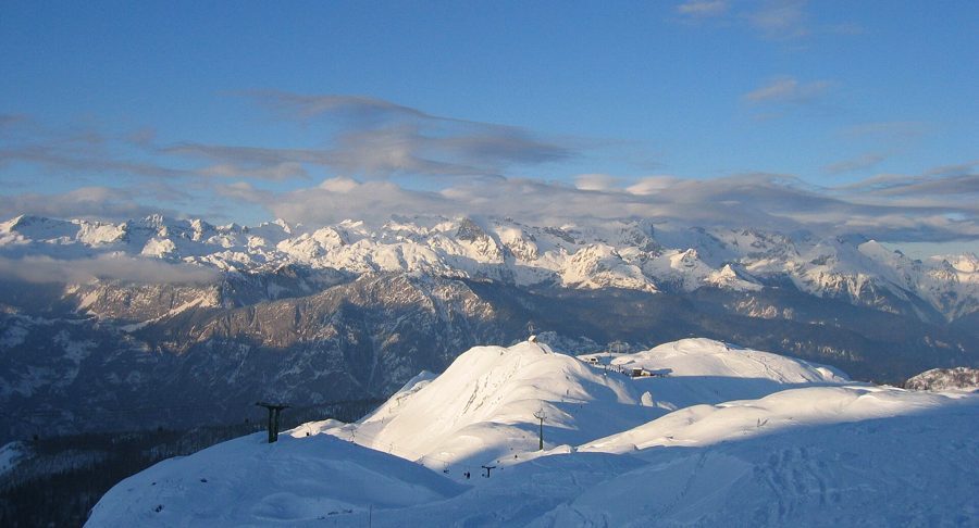 Vogel: zasnežen greben in Julijske Alpe naokoli